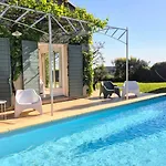 Notre-dame Avec Piscine Villa