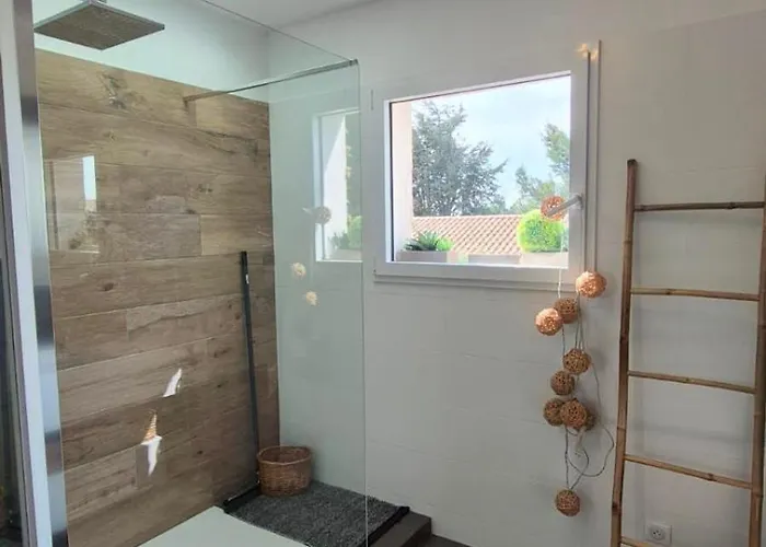 Notre-dame Avec Piscine * רושפור-דו-גאר