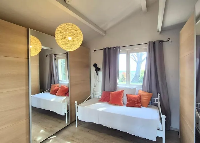 Notre-dame Avec Piscine רושפור-דו-גאר